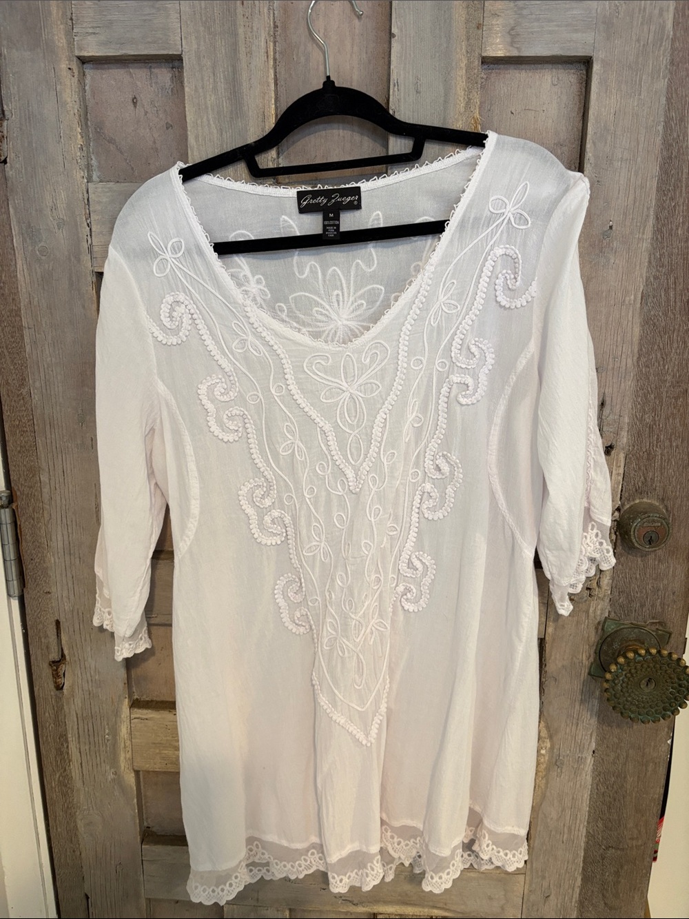 White Embroidered Tunic Top made in Peru 100% cotton. Size medium, very detailed